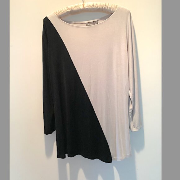 Chico's Tops - Chicos - Classic Travelers Black and Ecru Colorblock Assymetric top Size 1  1/2